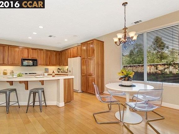 4th image of 160 Kensington Cir