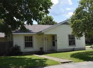 103 W 10th St, Kaufman, TX 75142