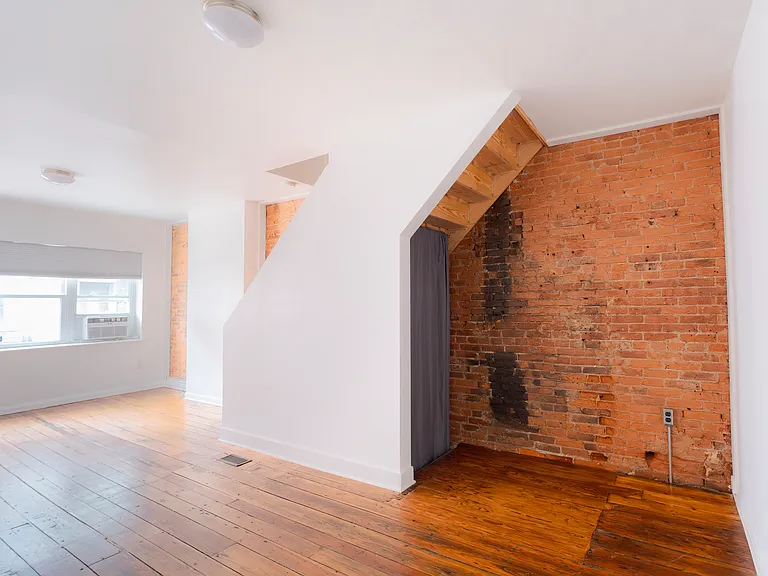 421 E Flora St — Photo 8