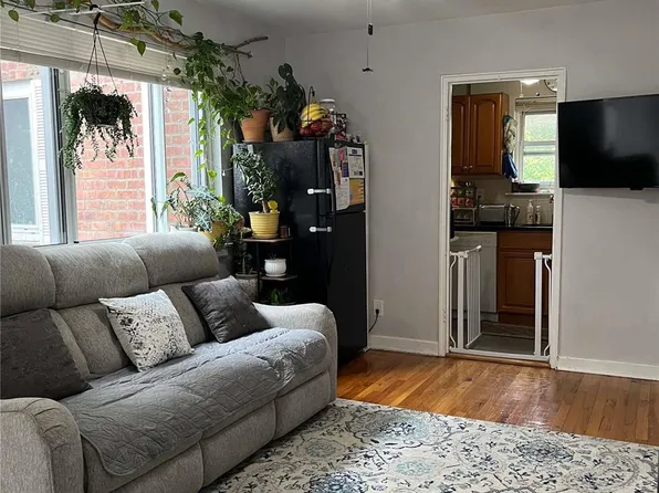 73-23 260 Street #A4-1, Glen Oaks, NY 11004