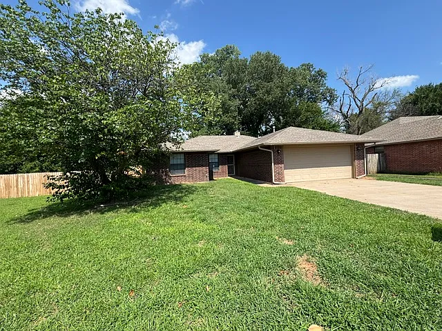 204 S Chanda Ln — Photo 2