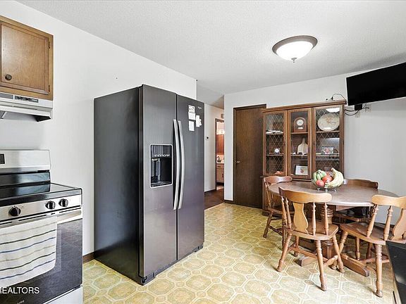 3rd image of 745 Green Meadows Dr