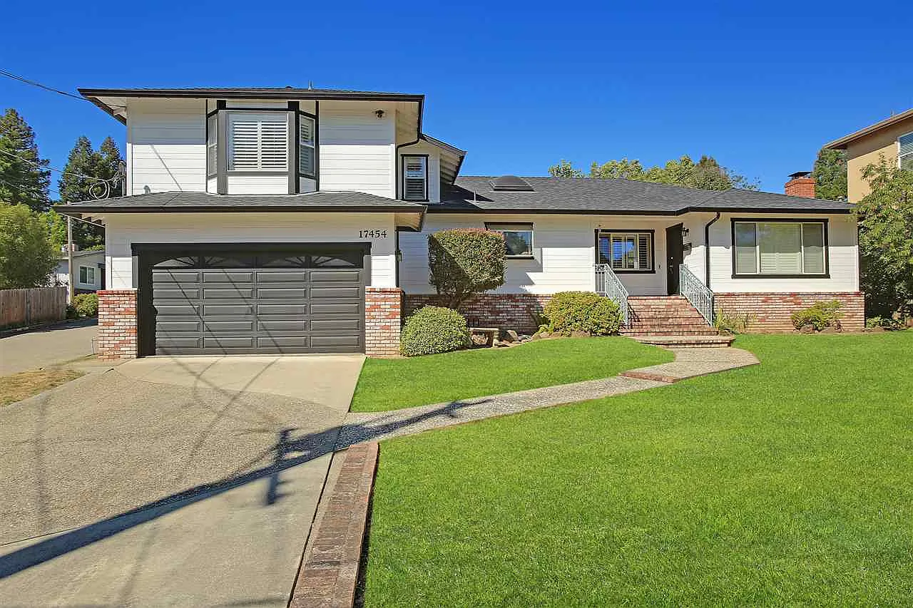 17454 Almond Rd photo 1