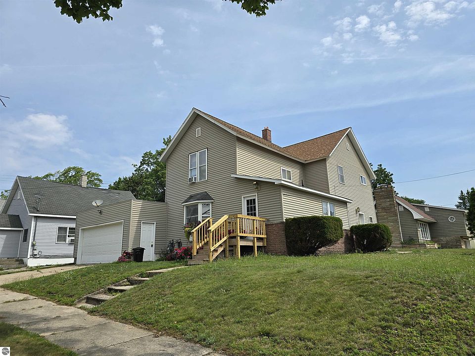 1st image of 615 Maple St
