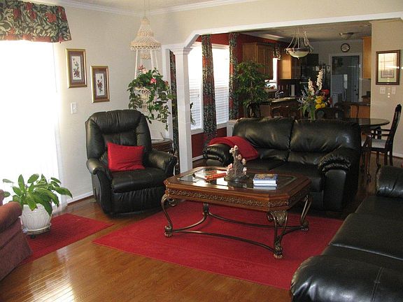 Family room to dining room