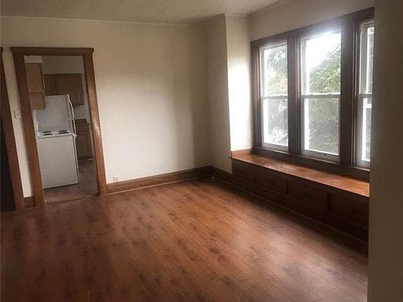 3rd image of 714 Elm St