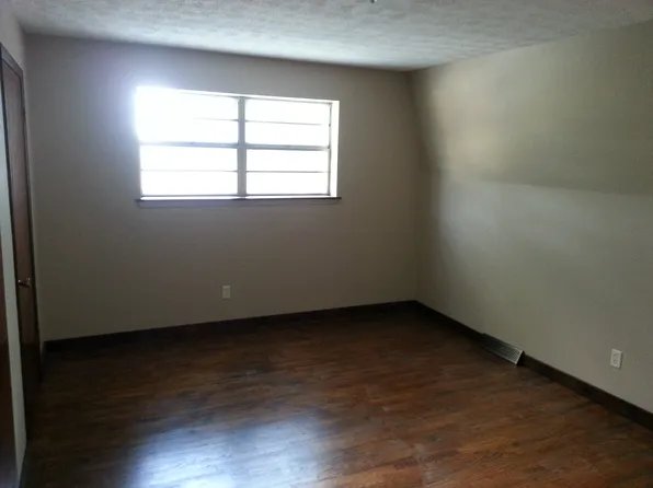 2221 N Fulbright Ave, Springfield, MO 65803