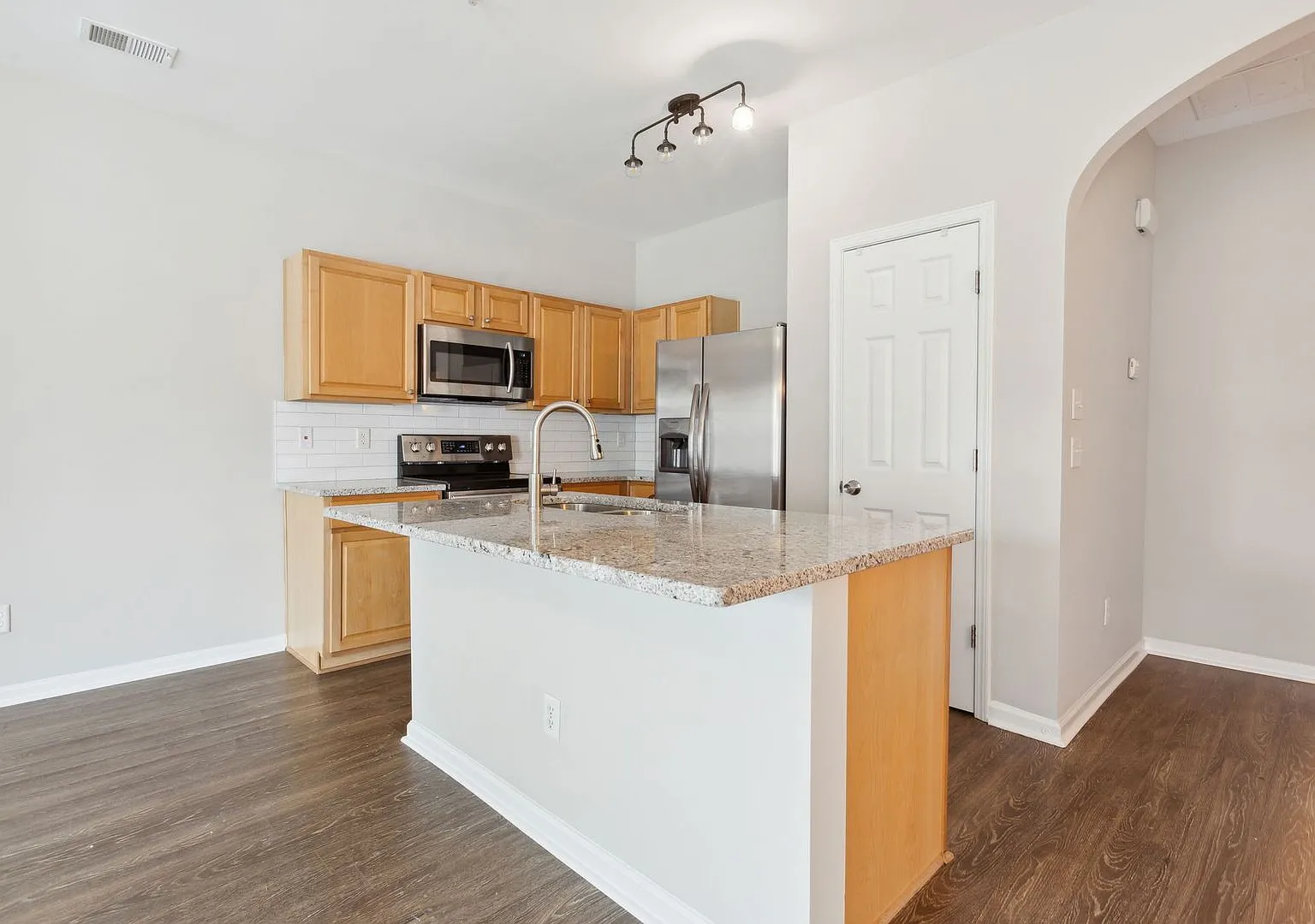 Azalea Circle Charmer Walkable, Stylish & Move-In Ready — Photo 4