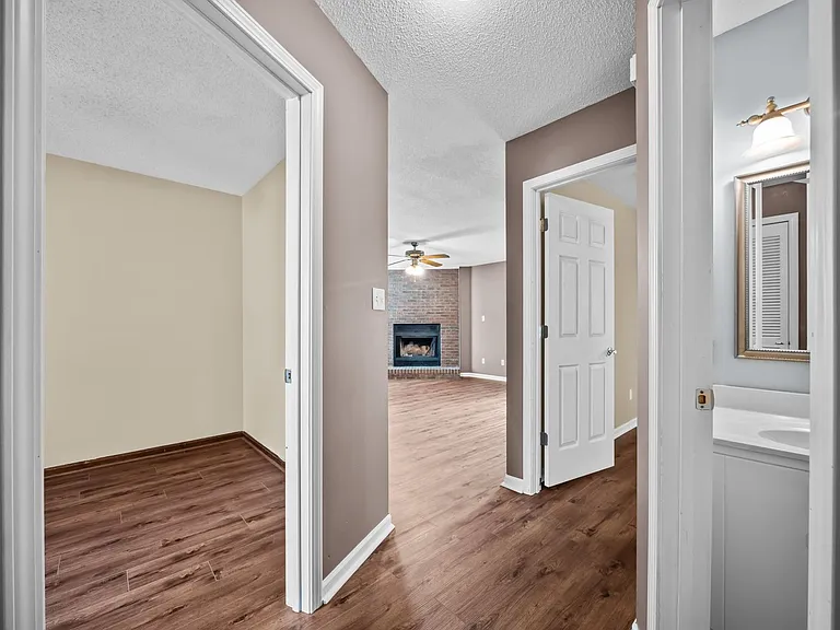 1003 Springdale Dr — Photo 5