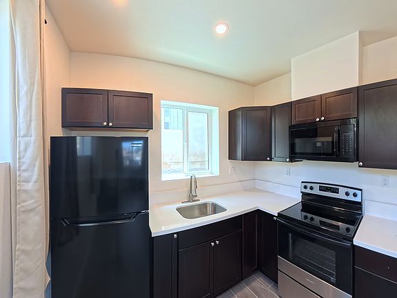 3rd image of 853 Winston Dr