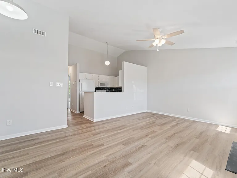 126 Witten Cir #B — Photo 4