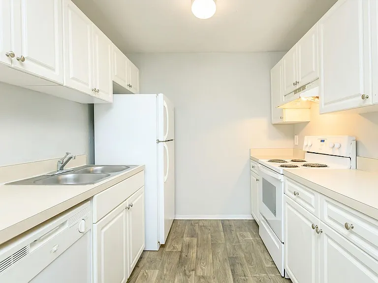 Crown Pointe Apartments — Photo 12