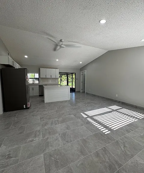 3905 Almeria Ave — Photo 2