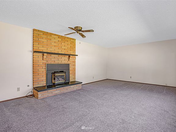 Gas F/P insert in the main Livingroom. Newer carpet as well!