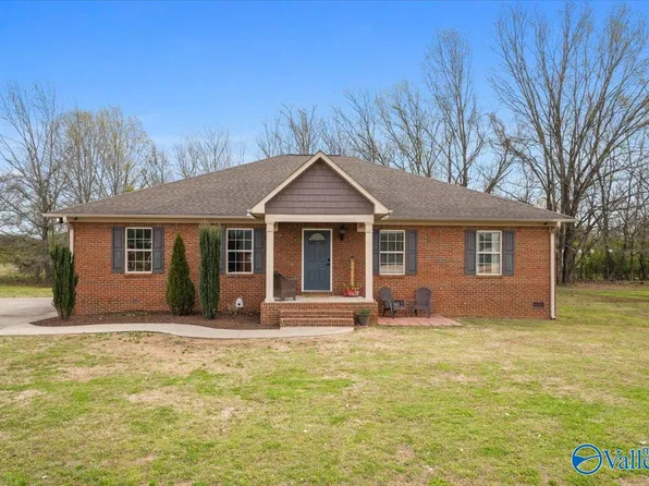 111 Beaver Creek Rd, Laceys Spring, AL 35754