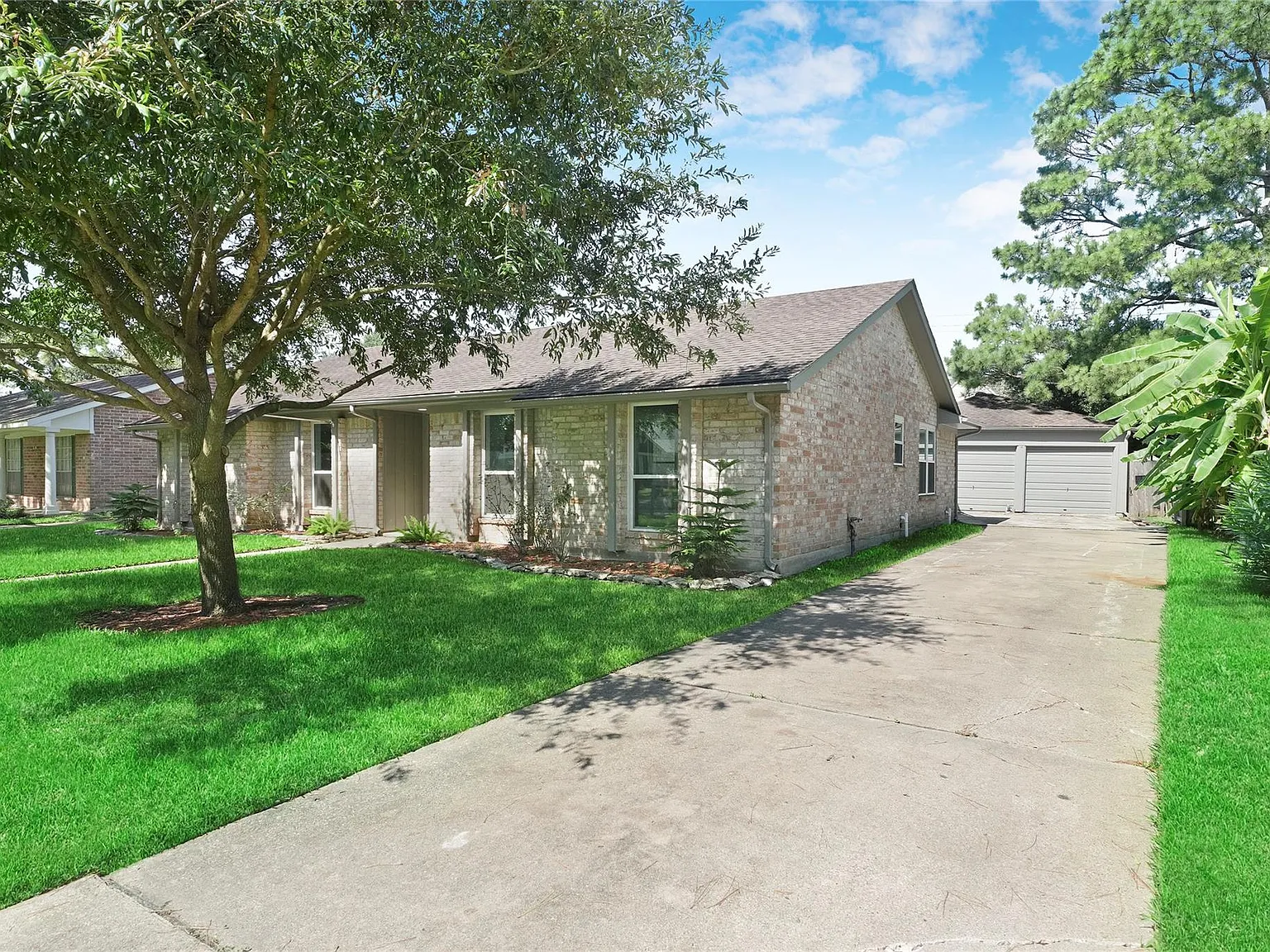 3 bed, 2.0 bath, 1742 sqft, $2,600 — Photo 2