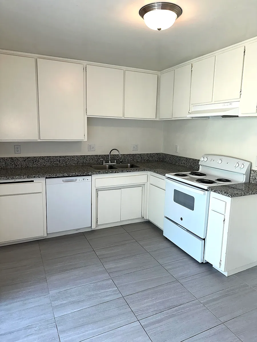 Kitchen - Westchester Place Apartments