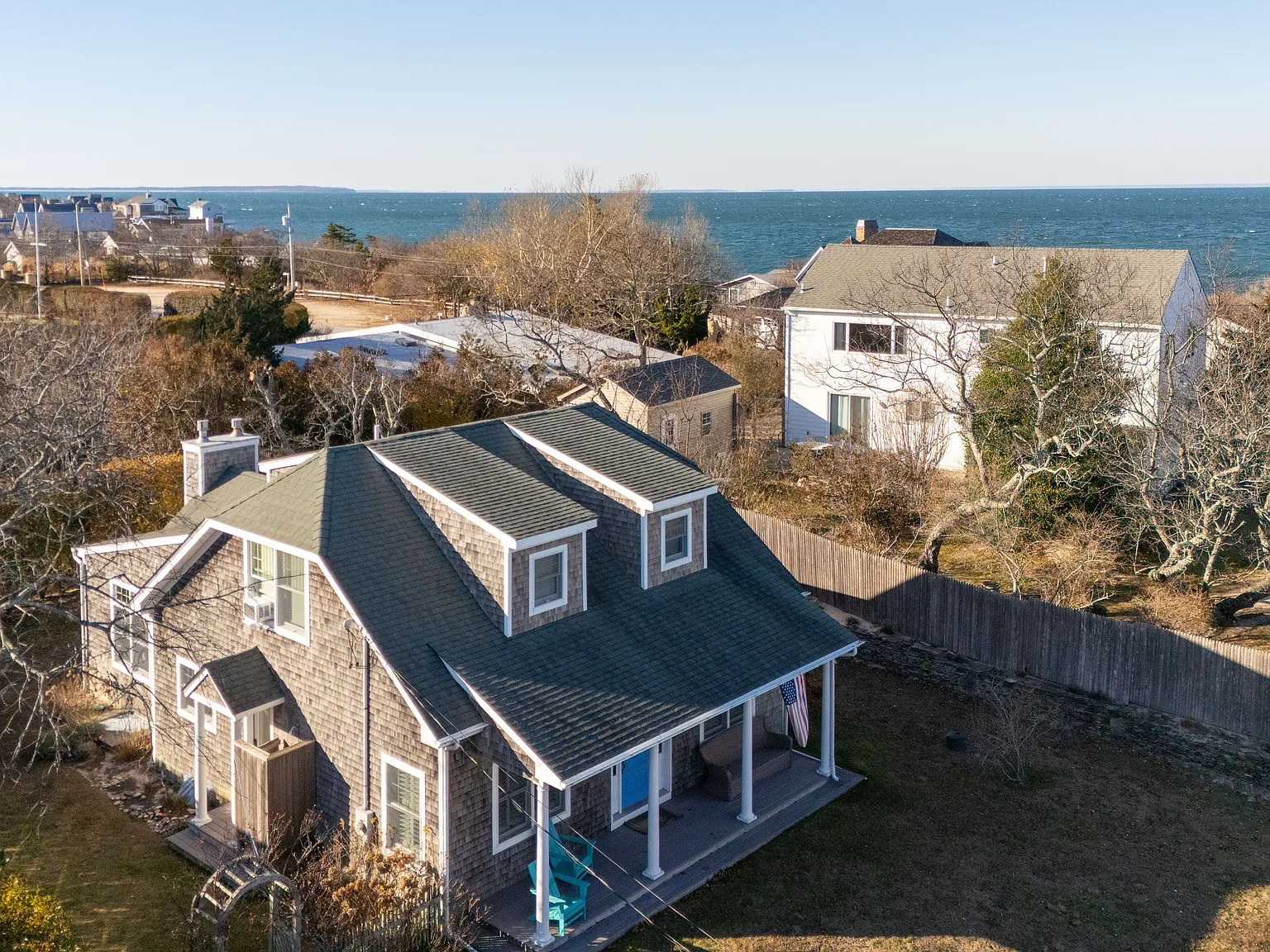 Ideal Montauk Beach Living with Private Culloden Beach Access — Photo 2