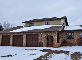 1975 7th Ave SW, Dickinson, ND 58601