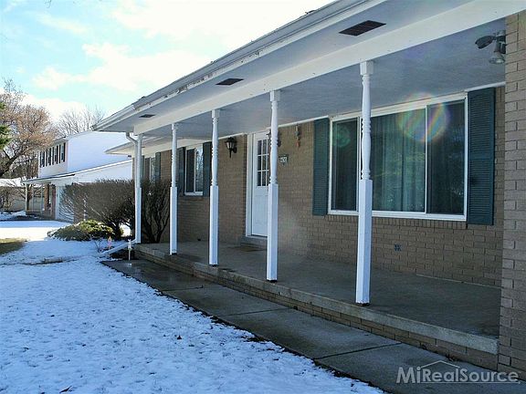 3rd image of 64745 Norwich Cir