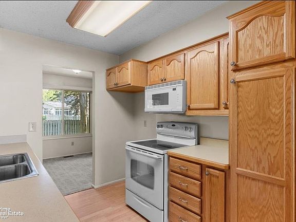 3rd image of 620 Carpenter Rd