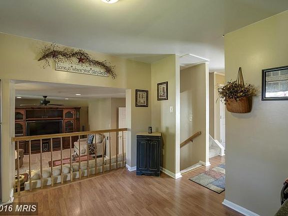 open floor plan w sight line from kitchen to FR