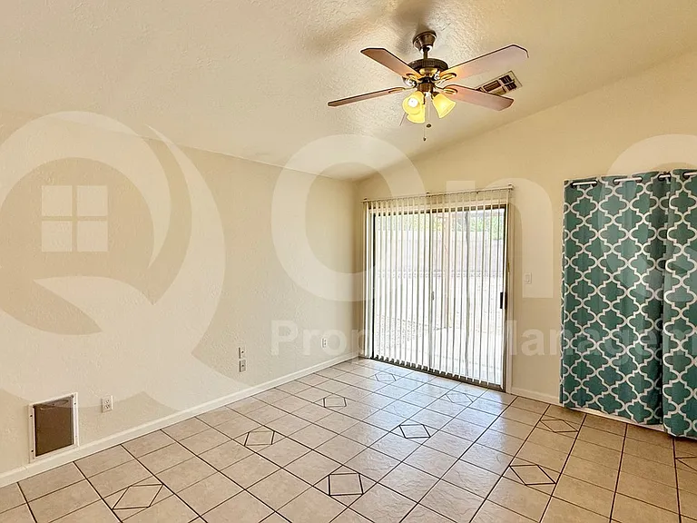 417 E Cantebria Dr — Photo 7