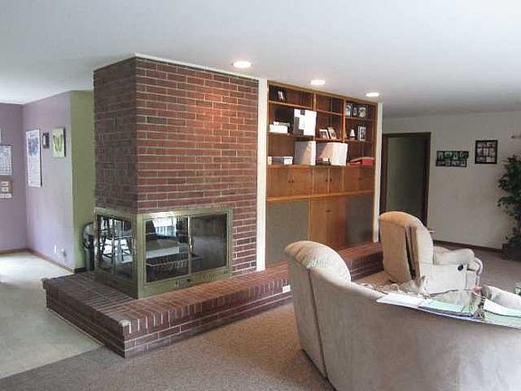 5th image of 330 E Iroquois St