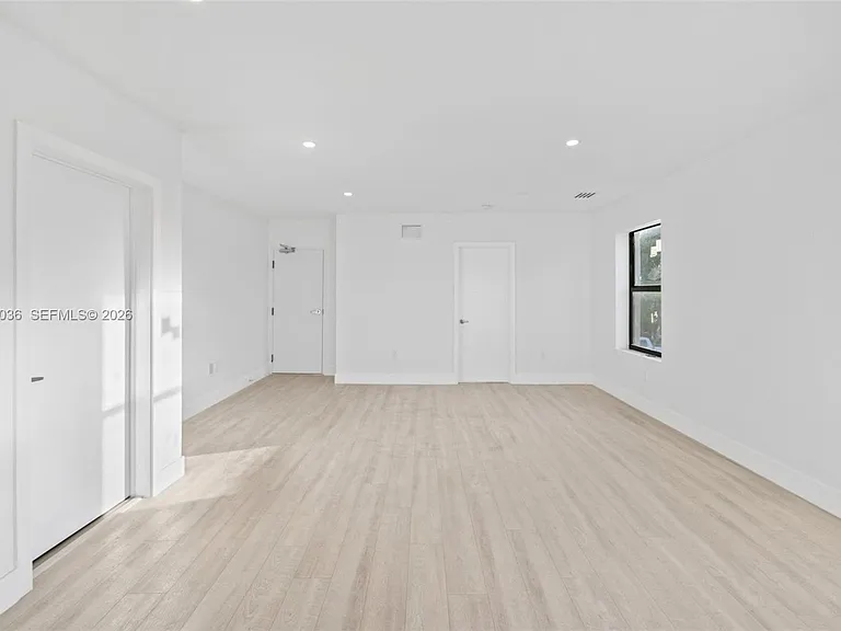 1721 SW 13th St #4 — Photo 8