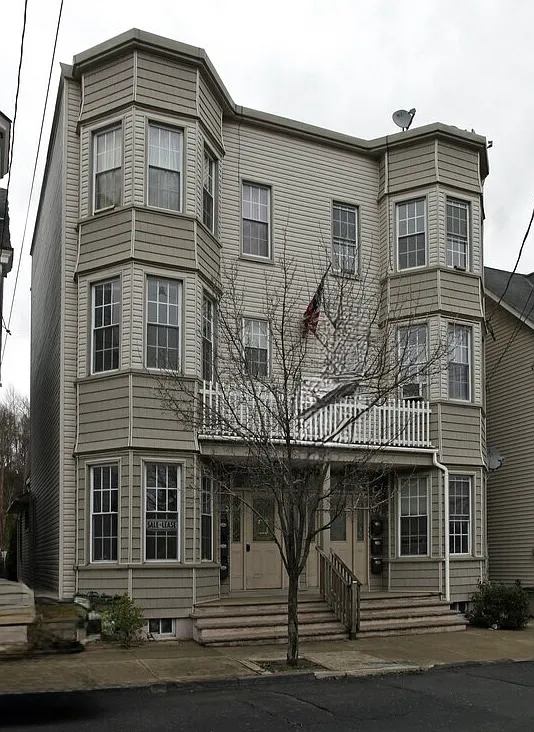 3 bed, $1,600 — Photo 2