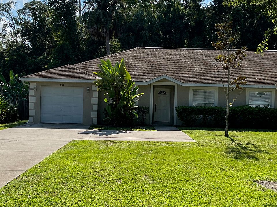 Front of home (1/2 of duplex)
