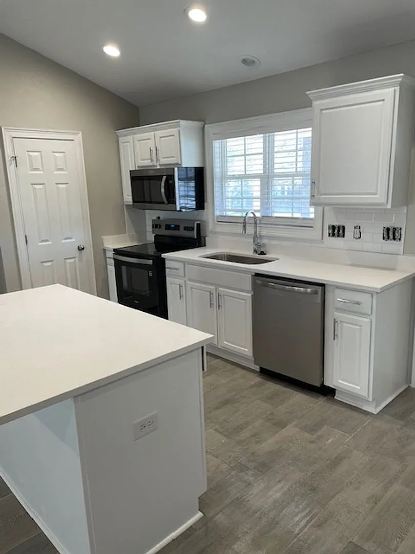Building Photo - 802 W Longleaf Dr #38