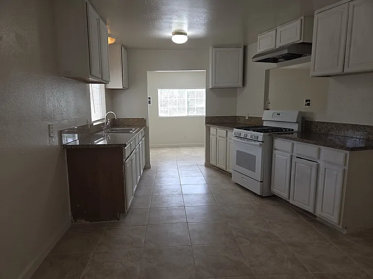 6255 W Mountain View Ave — Photo 2