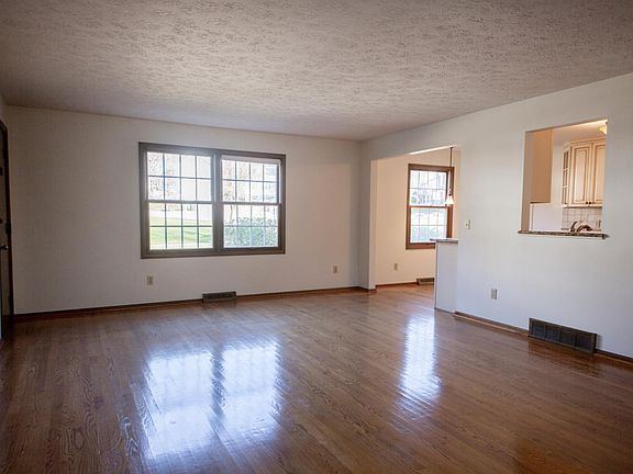4th image of 175 Elm Ct