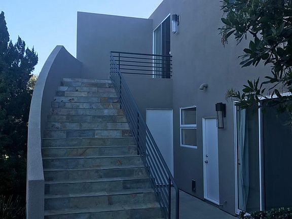 Separate guest entrance. 