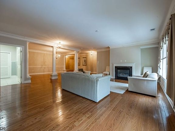 5th image of 107 Holly Ln #107
