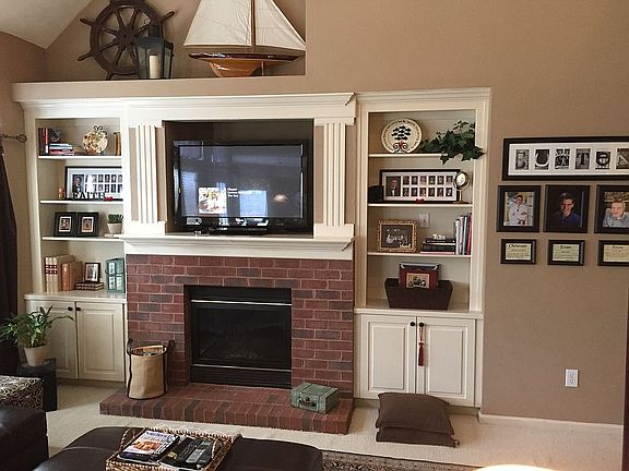 Fam Rm Built in Bookshelves