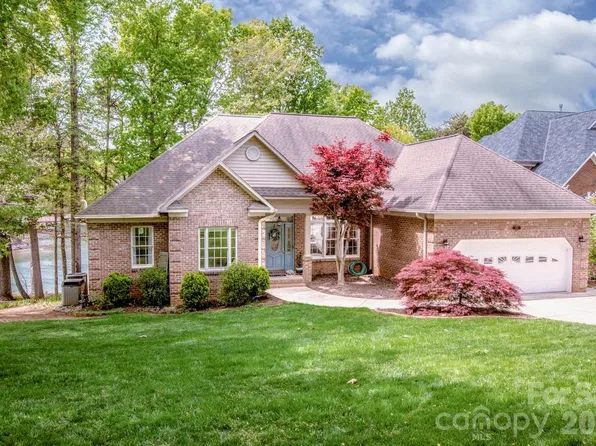 239 Pinnacle Shores Dr, Mooresville, NC 28117