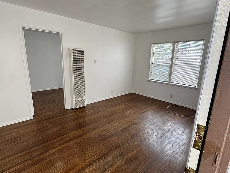 624 E Elk Ave #C — Photo 3