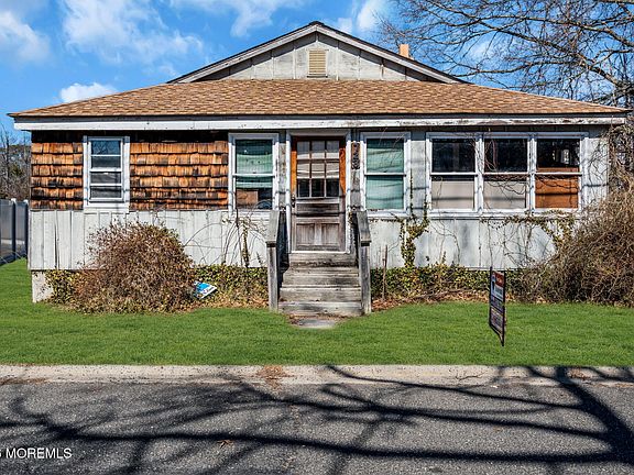 3rd image of 723 Howe Street
