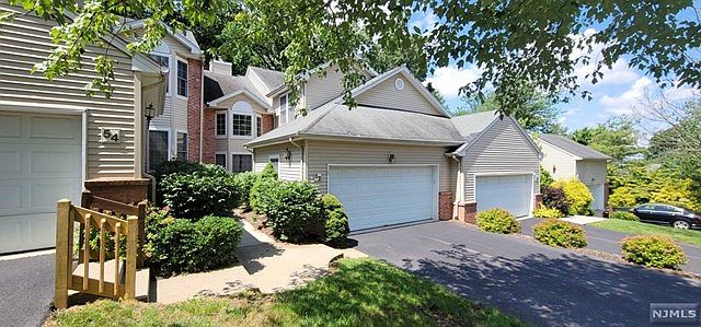 1st image of 52 Leonard Ter #38