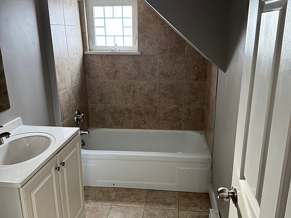 4th image of 662-664 Western Ave #1