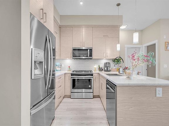 2nd image of 2120 Gladwin Rd #219