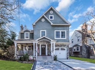 14 Hawthorne St, Lynbrook, NY 11563