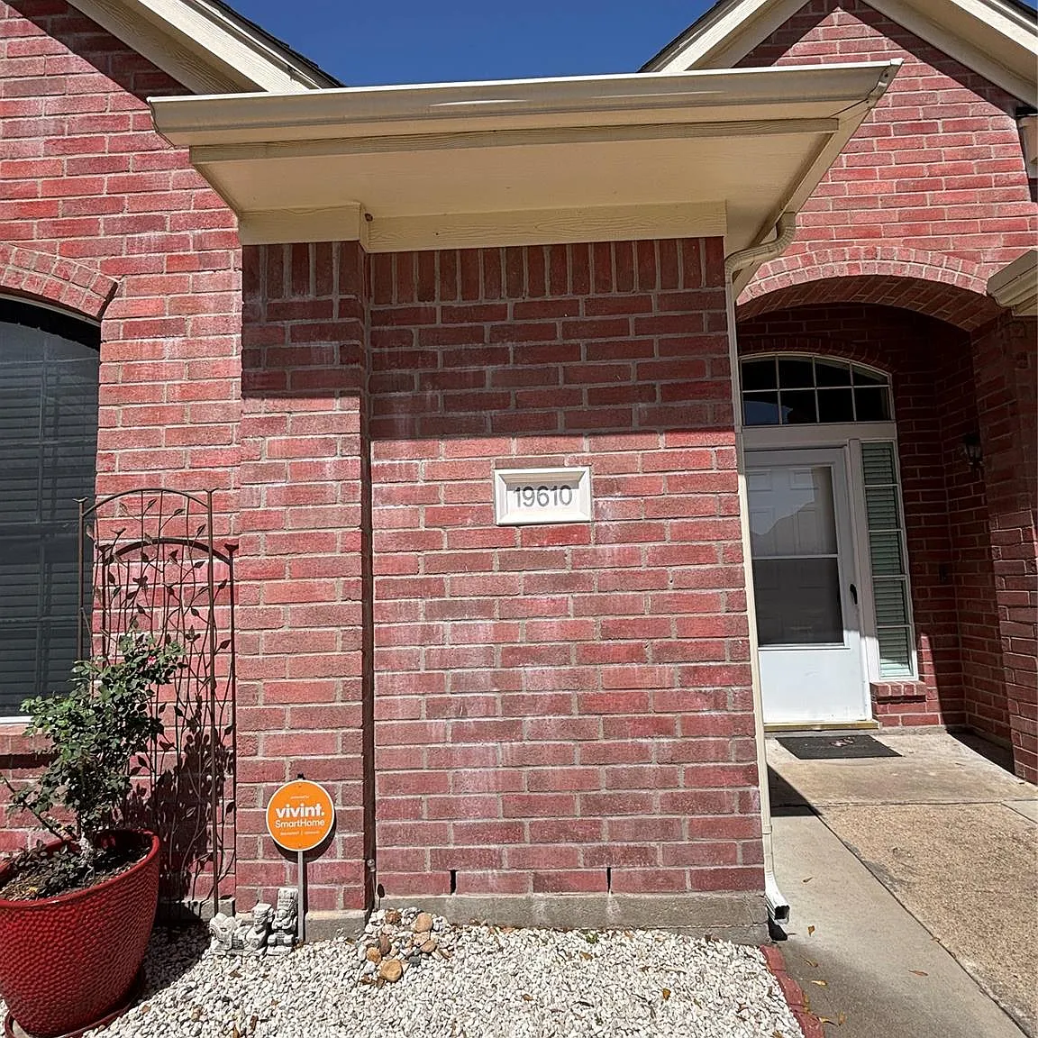 4 bed, 2.0 bath, 2262 sqft, $2,150 — Photo 1