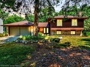 8898 Sussex St, White Lake, MI 48386