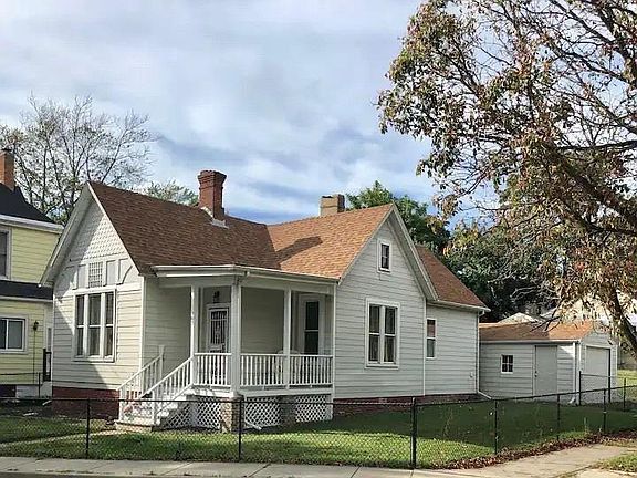 2nd image of 907 NE Glen Oak Ave