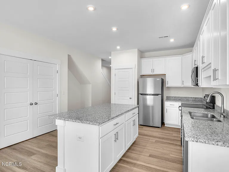 7052 Crew Dr — Photo 6