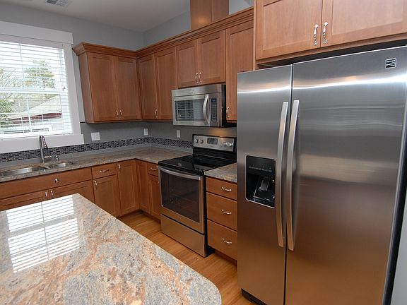 2nd image of 212 Ballarat Ave N