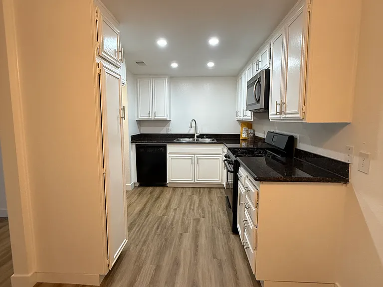 750 S Highland Ave #C — Photo 11